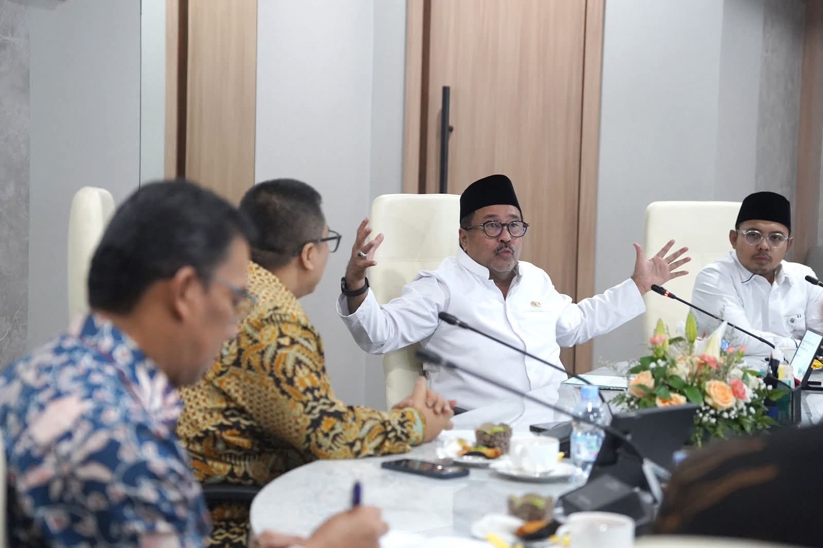 Wako Hendri didampingi Sekko Sonny, saat dengar penjelasan dari Wagub Jakarta Bang Doel.
